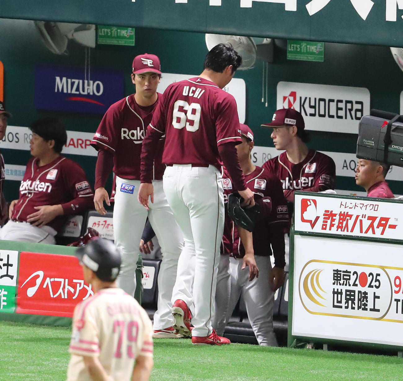 ソフトバンク対楽天　2回裏ソフトバンク2死、嶺井の死球について話し合う審判、危険球と判定され先発の内は退場（撮影・梅根麻紀）