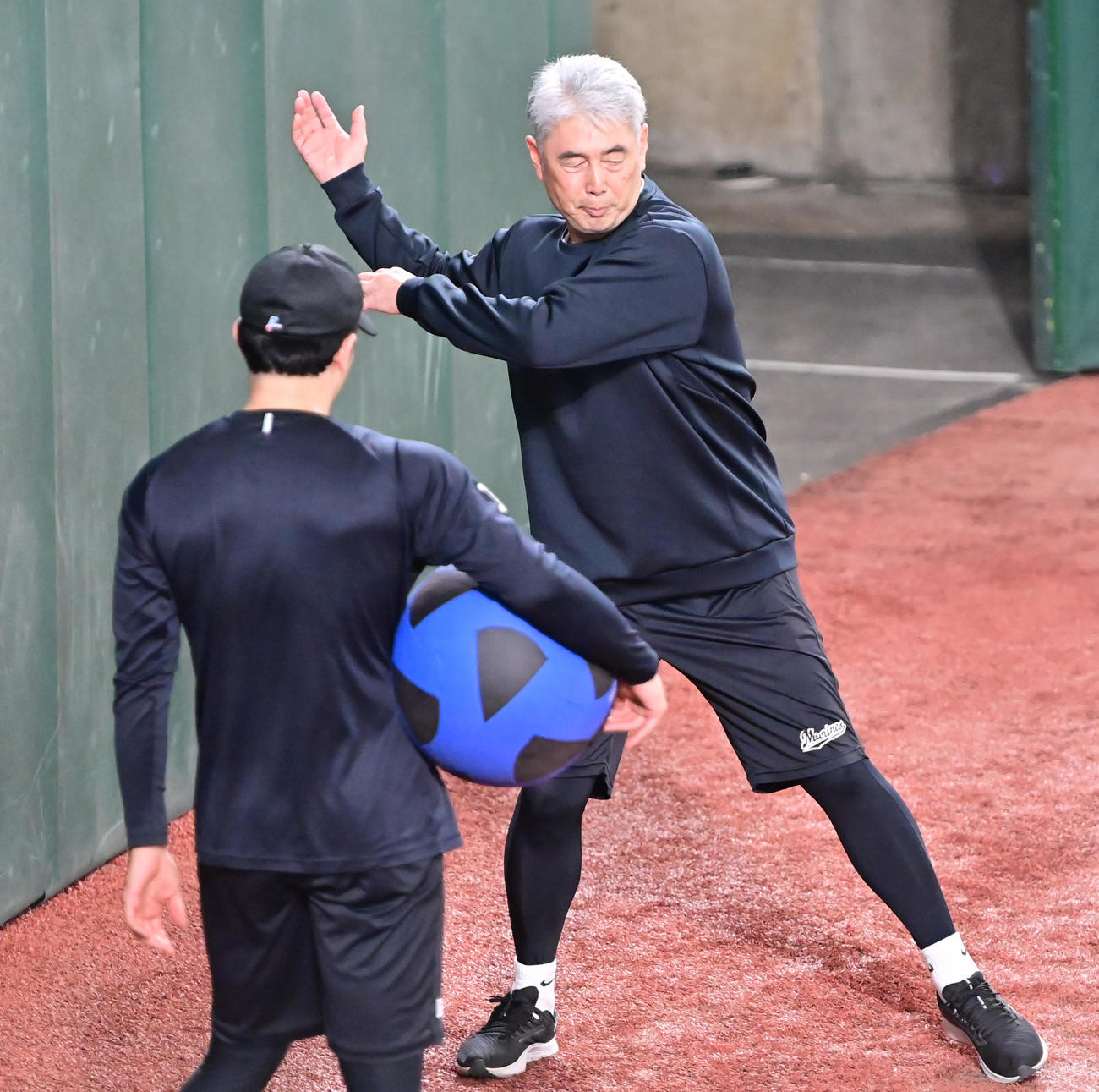 15日 楽天対ロッテ　試合前、ロッテ種市（左）を指導する吉井監督