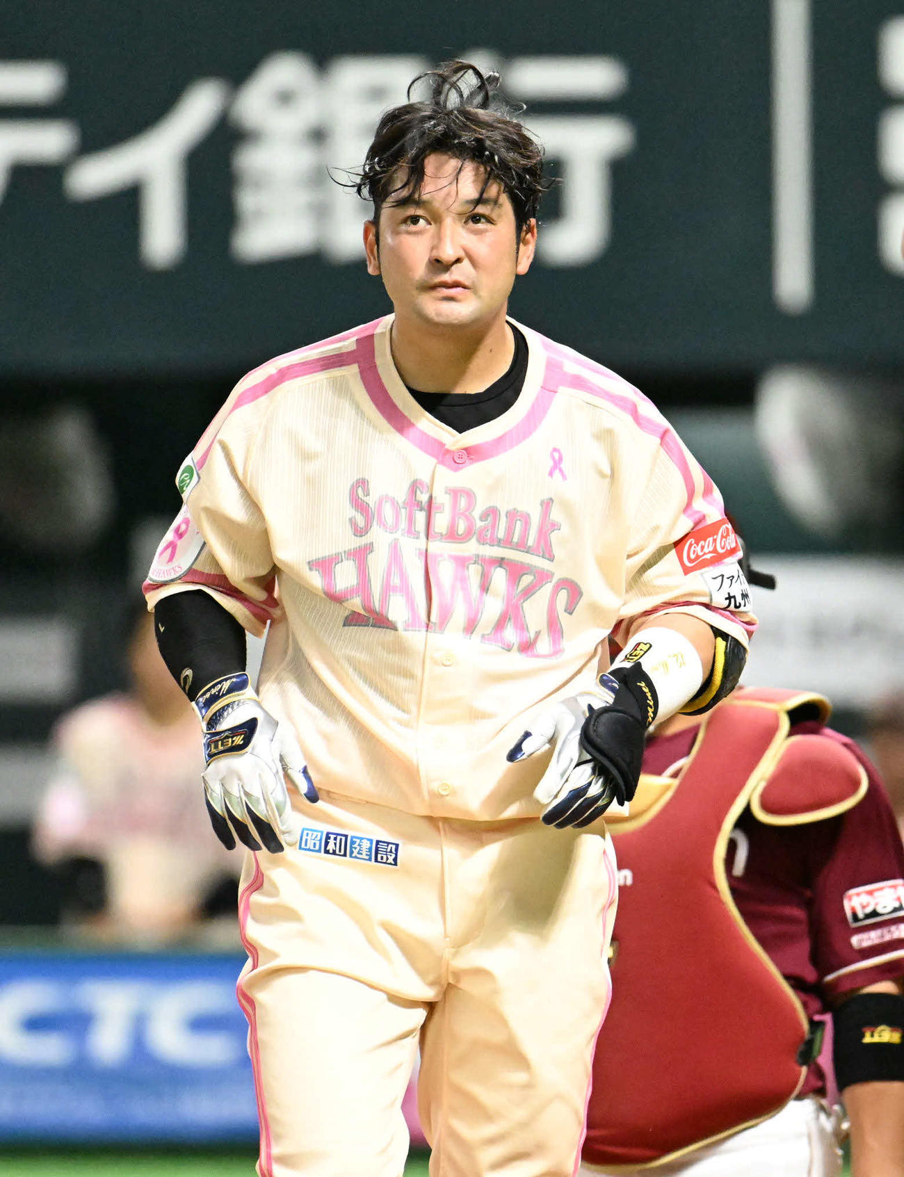 ソフトバンク対楽天　2回裏ソフトバンク2死、嶺井は死球を受ける（撮影・林敢治）