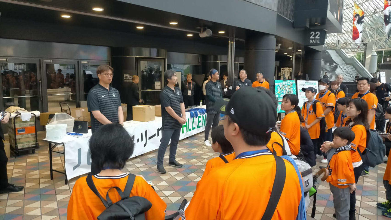 「JERA　セ・リーグ　CHALLENGE　シティクリーン　プロジェクト」の開会式に登場した巨人OB。左から岡島さん、小笠原さん、前田さん、村田さん
