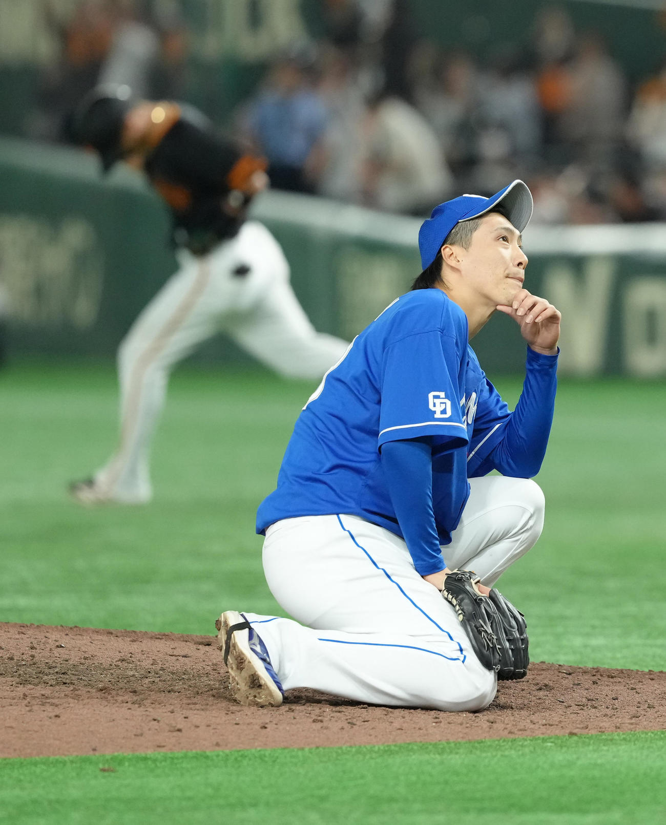 16日の巨人戦で8回裏巨人2死一、二塁、吉川（後方）に逆転3点本塁打を浴びがっくりとひざをつく斎藤綱記