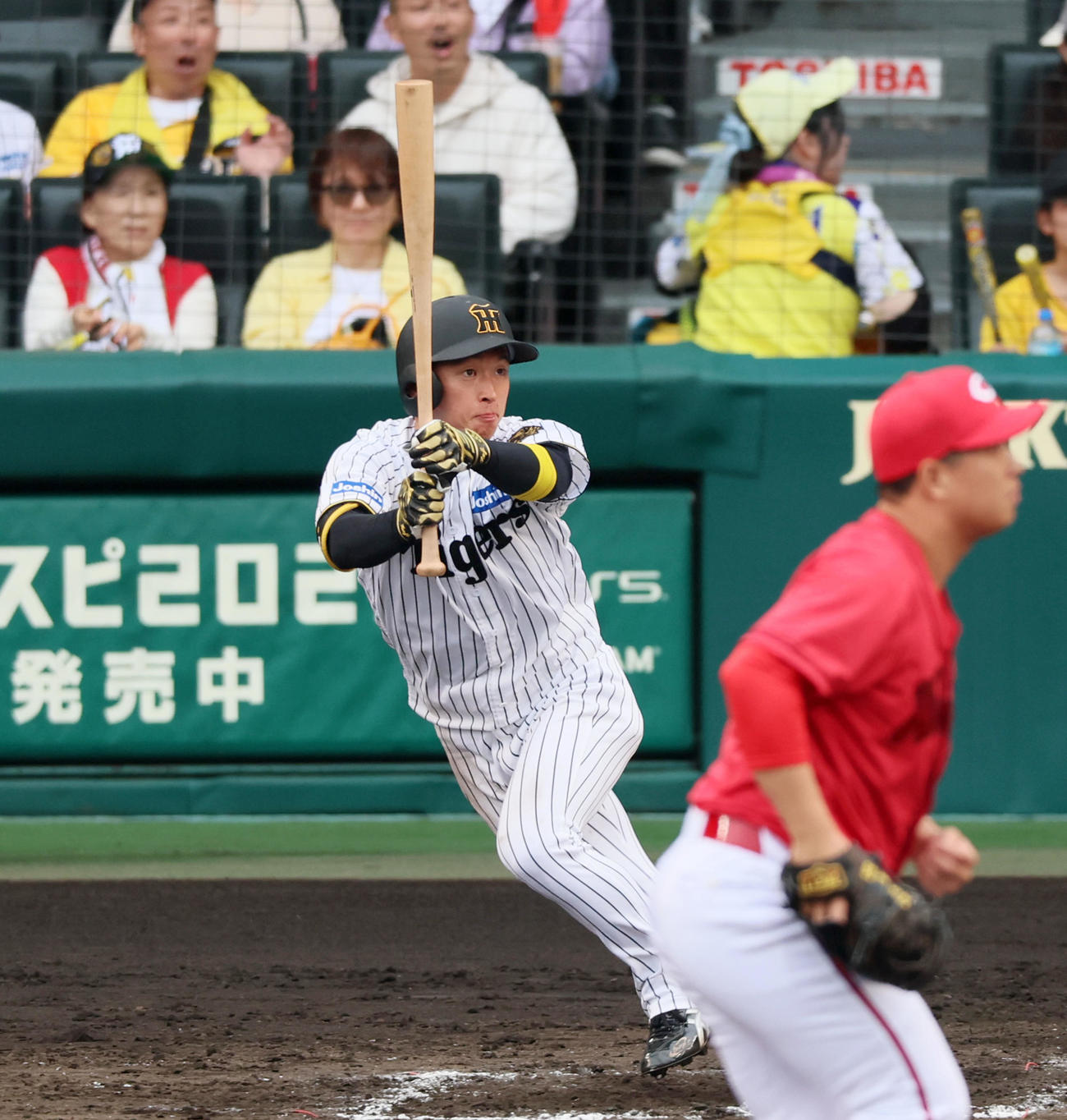 阪神対広島　8回裏阪神2死二塁、近本は左前適時打を放つ。投手塹江（撮影・加藤哉）