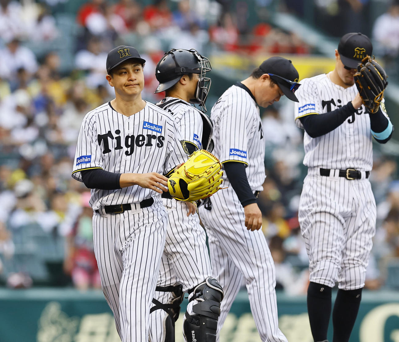 阪神対広島　8回途中、降板する阪神大竹（左端）（撮影・藤尾明華）