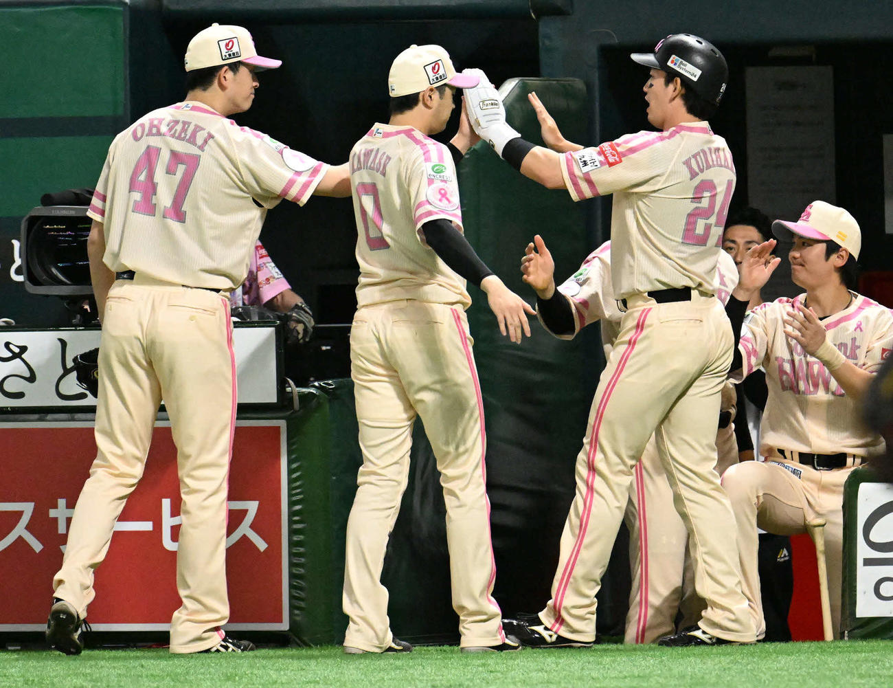 ソフトバンク対楽天　1回裏ソフトバンク2死一塁、生還した栗原（右から2番目）はナインとタッチを交わす（撮影・林敢治）