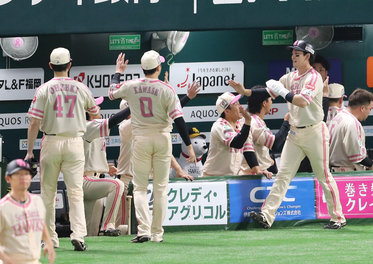 ソフトバンク対楽天　1回裏ソフトバンク2死一塁、中村晃の右越え適時三塁打で生還した栗原はベンチのナインとハイタッチ（撮影・梅根麻紀）