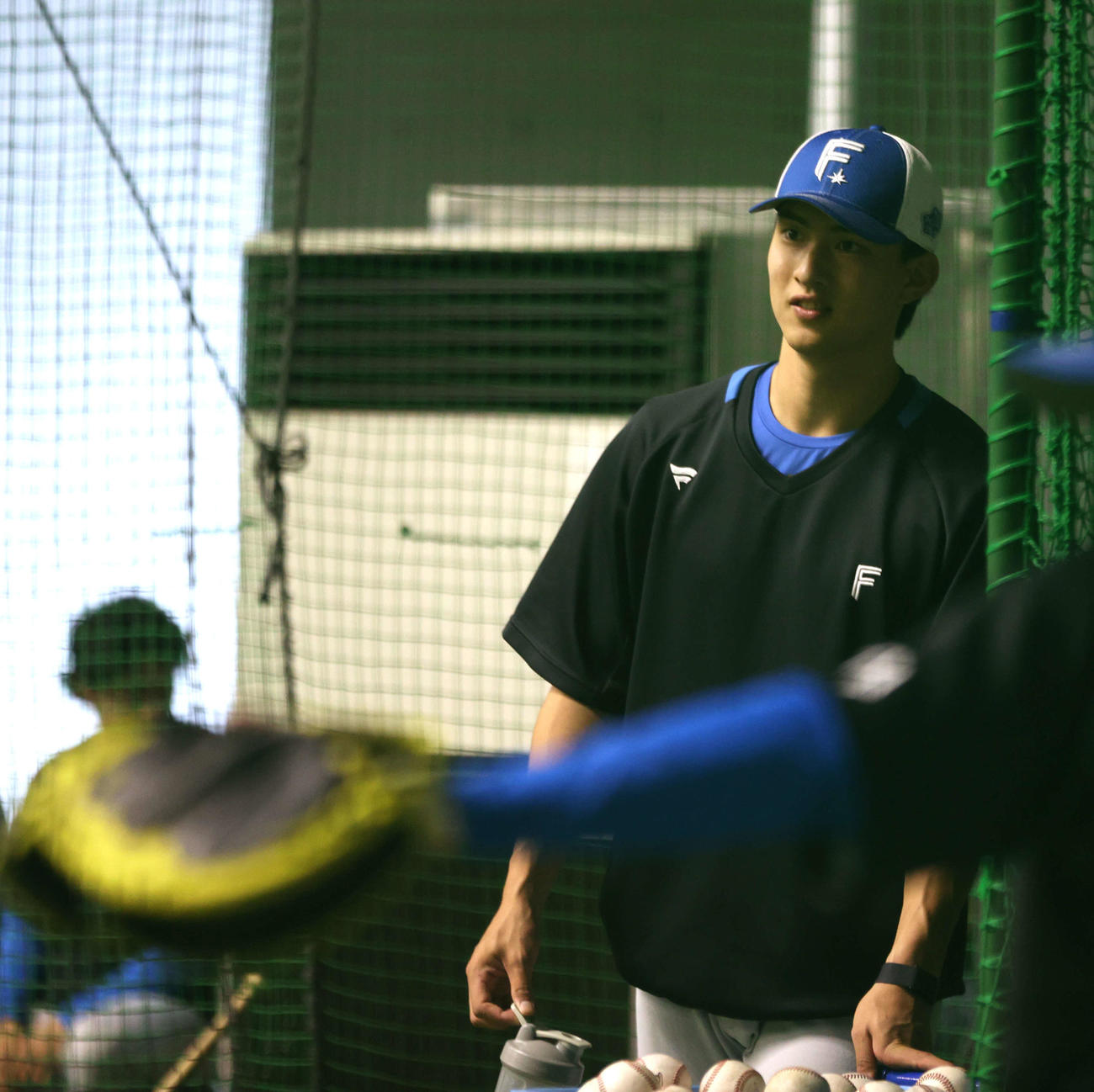 ロッテ対日本ハム　室内練習場でキャッチボールを見守る日本ハム達（撮影・水谷安孝）