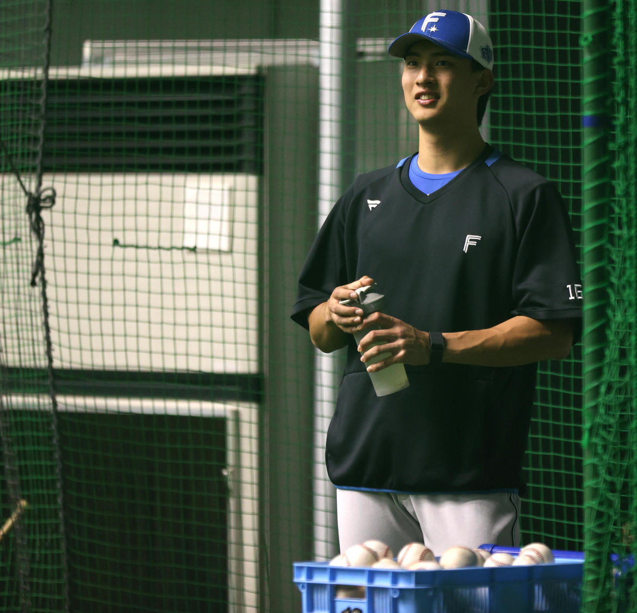 ロッテ対日本ハム　室内練習場で笑顔を見守る日本ハム達（撮影・水谷安孝）