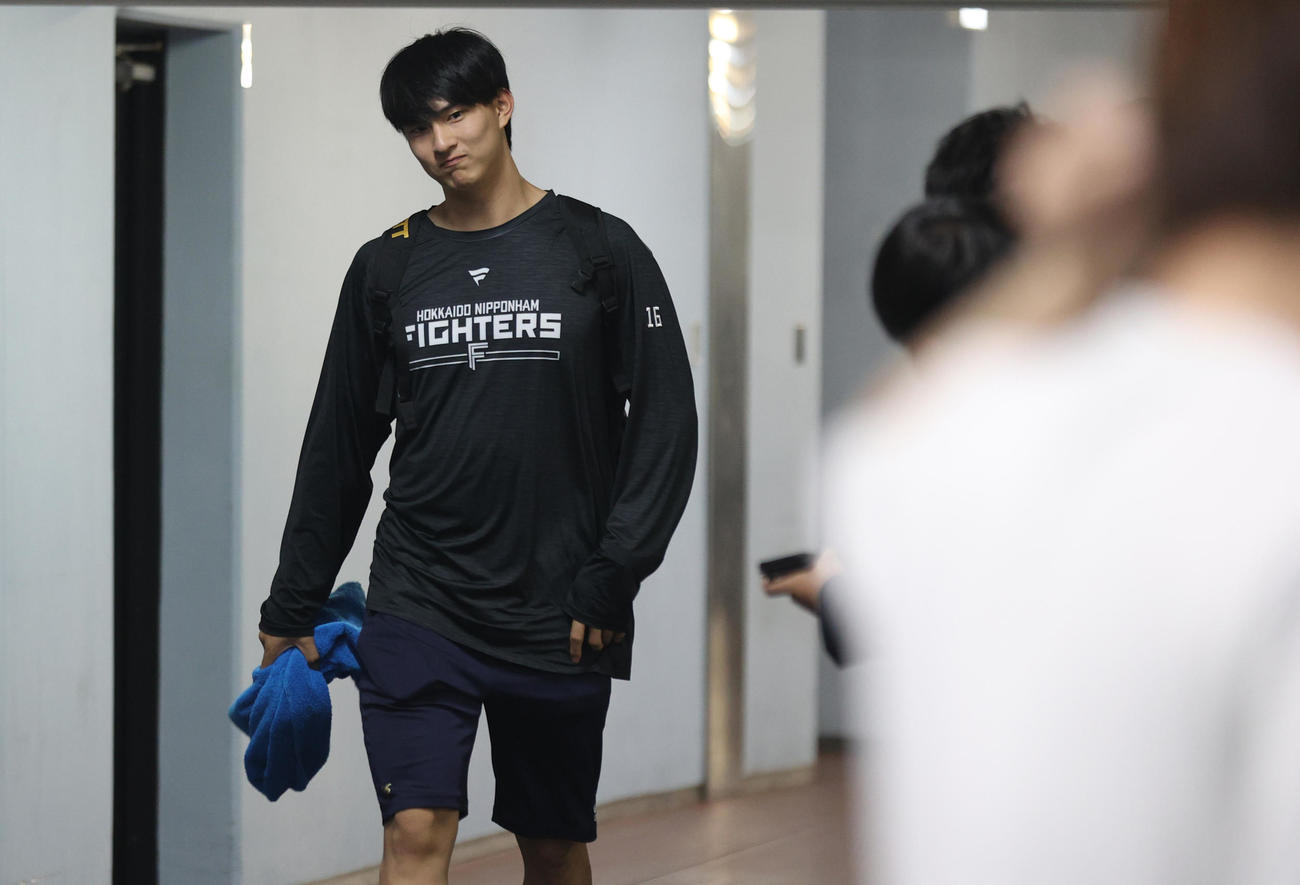 ロッテ対日本ハム　試合中止が決まり引き上げる日本ハム達（撮影・水谷安孝）