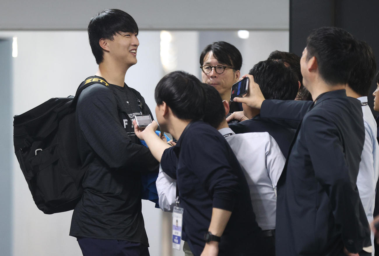 ロッテ対日本ハム　試合中止が決まり記者に囲まれる日本ハム達（撮影・水谷安孝）