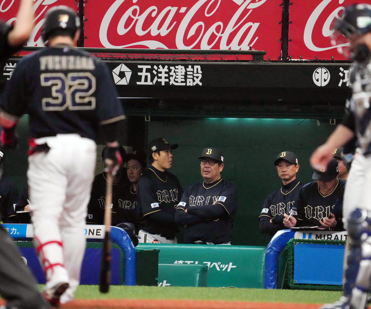 西武対オリックス　8回表オリックス無死一、二塁、送りバントを失敗する福永（左）を見つめる岸田監督（後方右）（撮影・狩俣裕三）