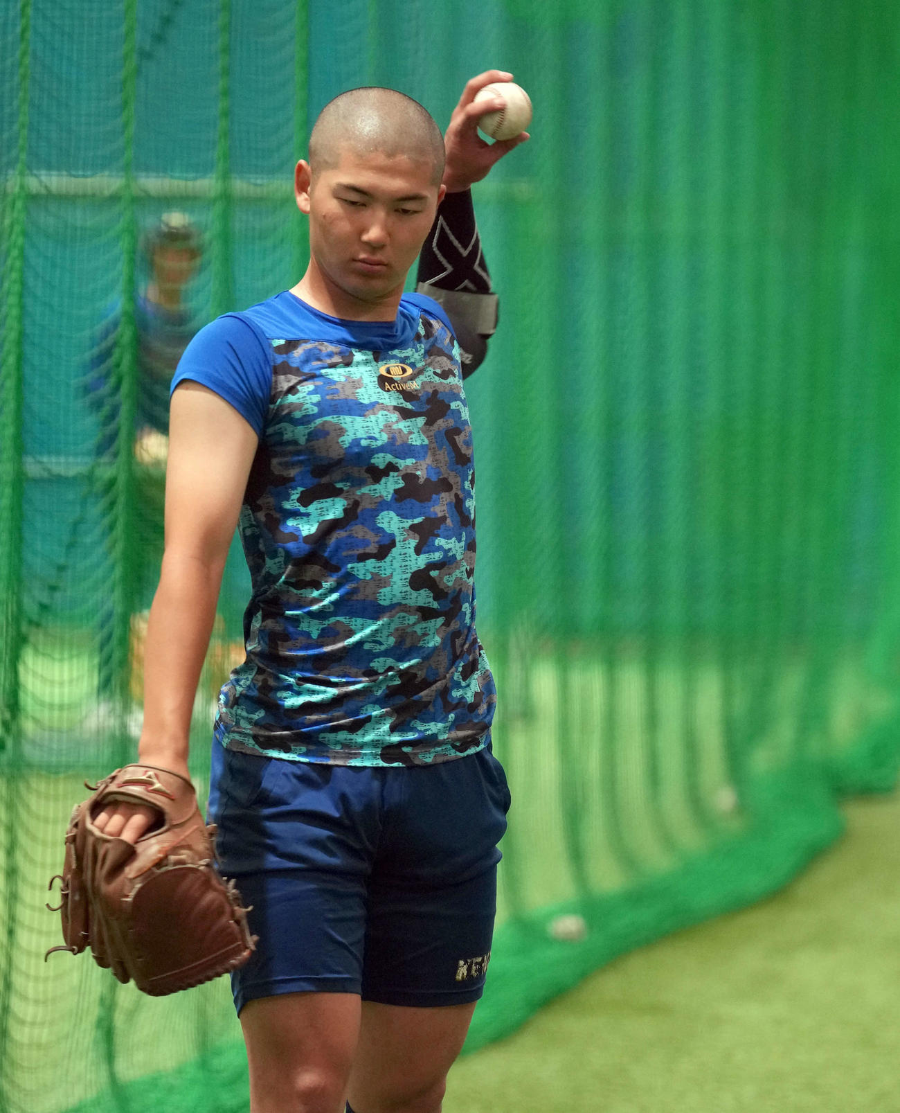 キャッチボールをする健大高崎・佐藤龍月（撮影・たえ見朱実）