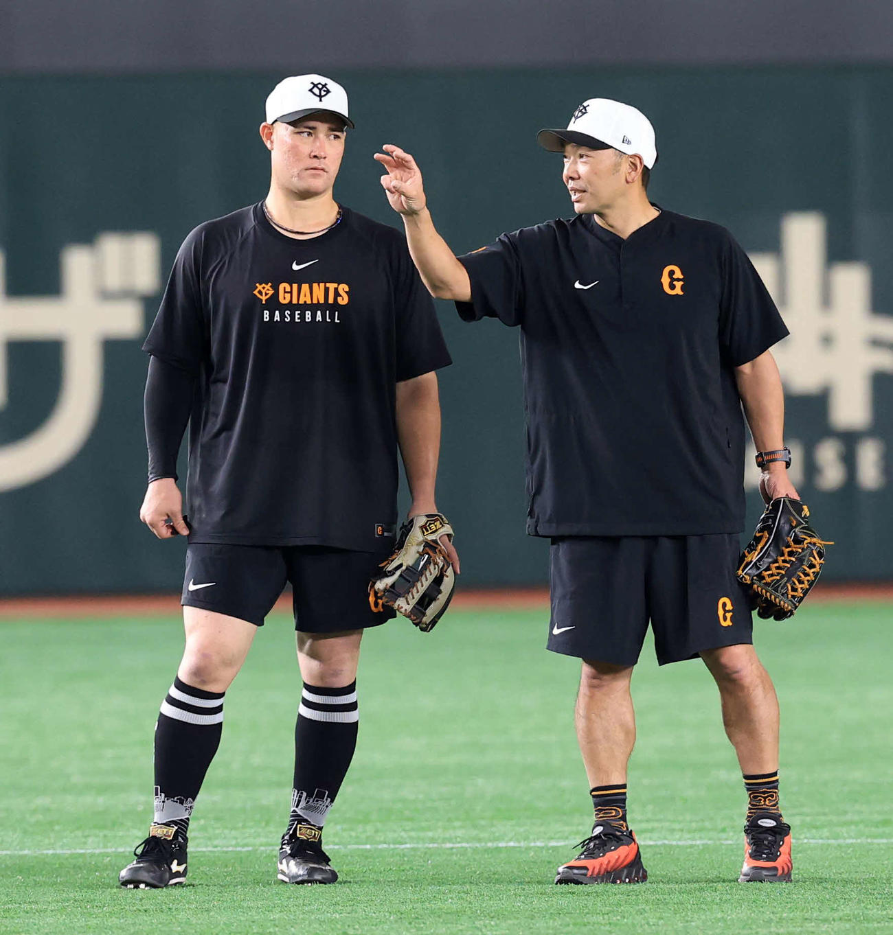 巨人対中日　練習中、遊撃の位置で長い時間、守備の話をする巨人リチャード（左）と阿部監督（撮影・浅見桂子）