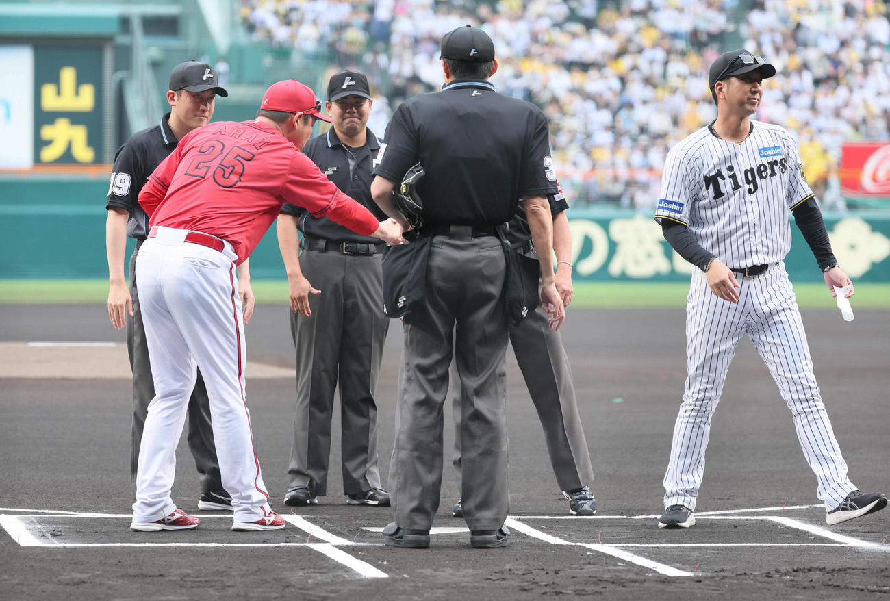 阪神対広島　メンバー確認で新井監督（左）と目を合わさず、前日とは逆に先に引き揚げる藤川監督（撮影・宮崎幸一）