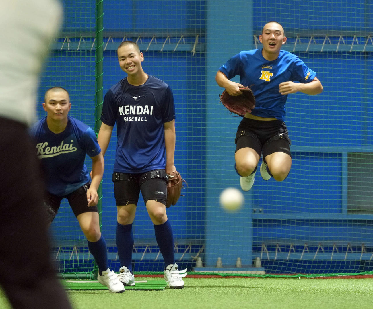 練習中、笑顔を見せる大高崎・石垣元気（右）（撮影・たえ見朱実）