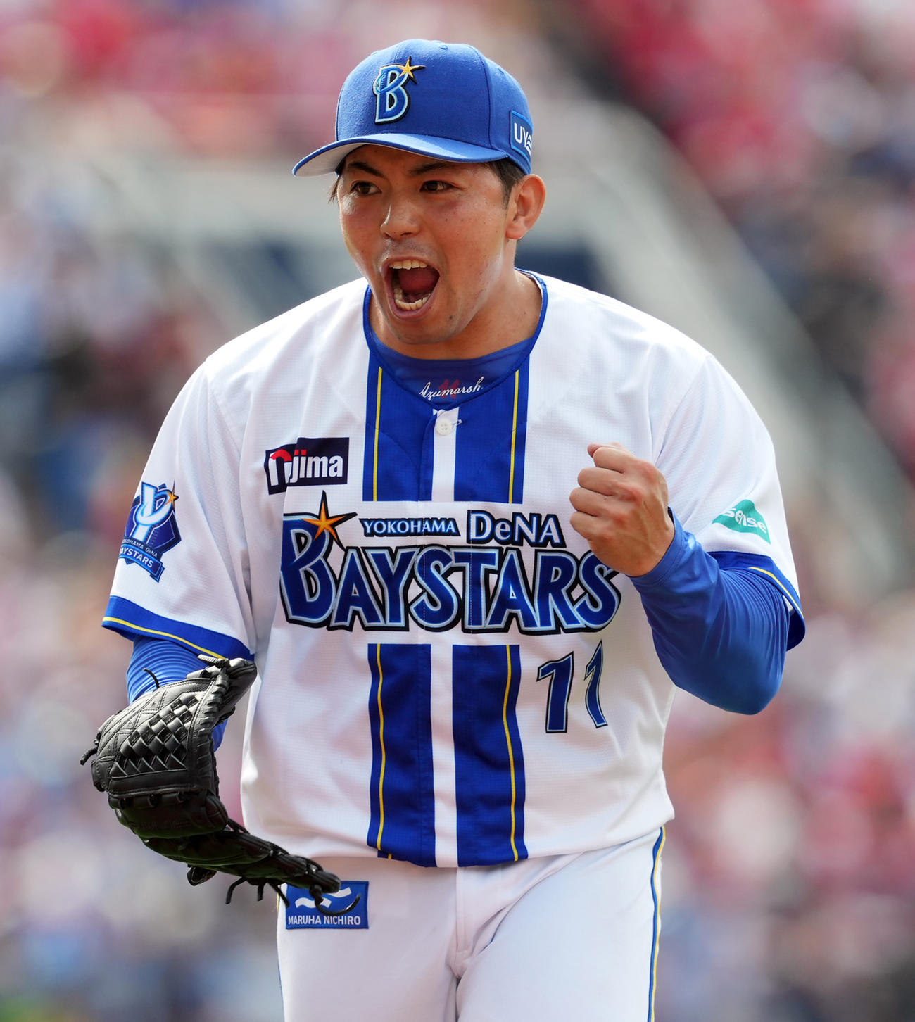 ガッツポーズを決める東克樹（2025年5月11日撮影）