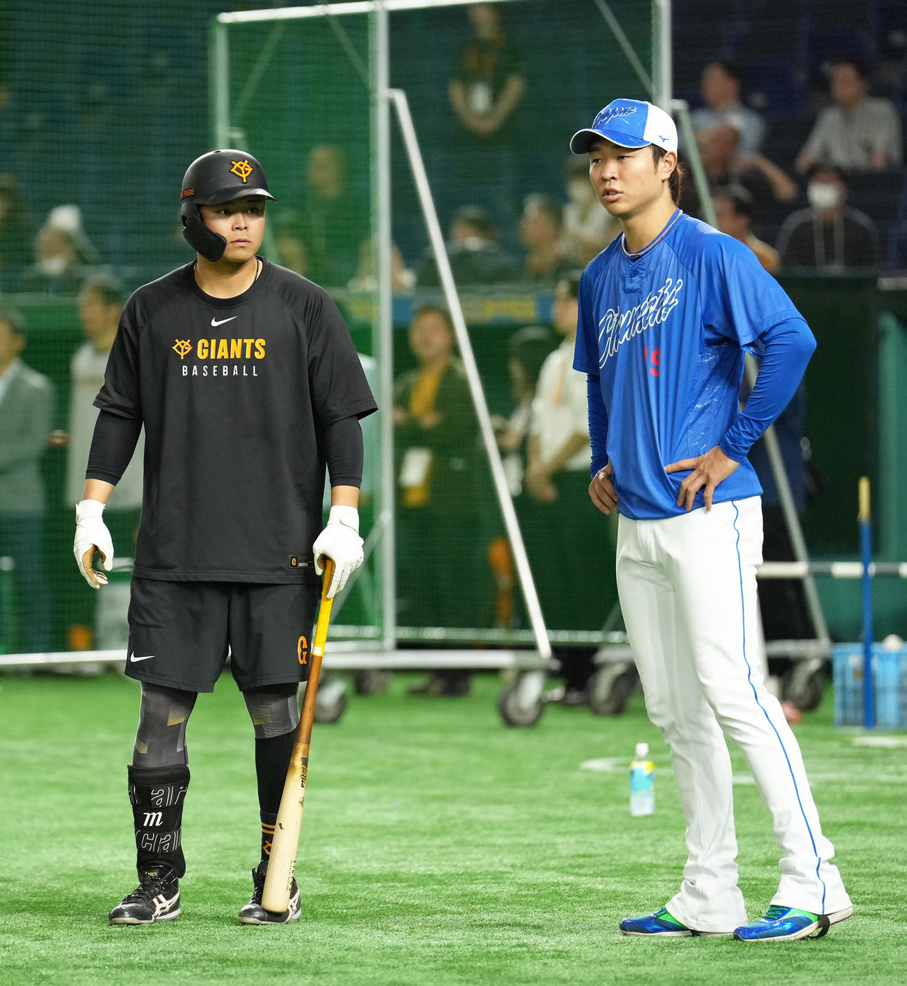 試合前、談笑する巨人中山（左）（左）と中日高橋宏（撮影・足立雅史）