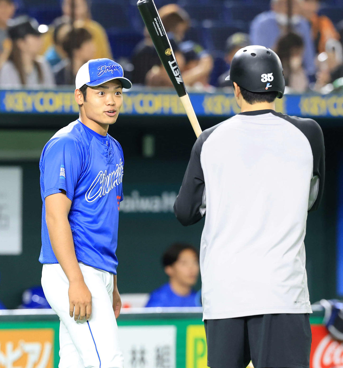 巨人対中日　練習中、談笑する中日根尾（左）と巨人泉口（撮影・浅見桂子）