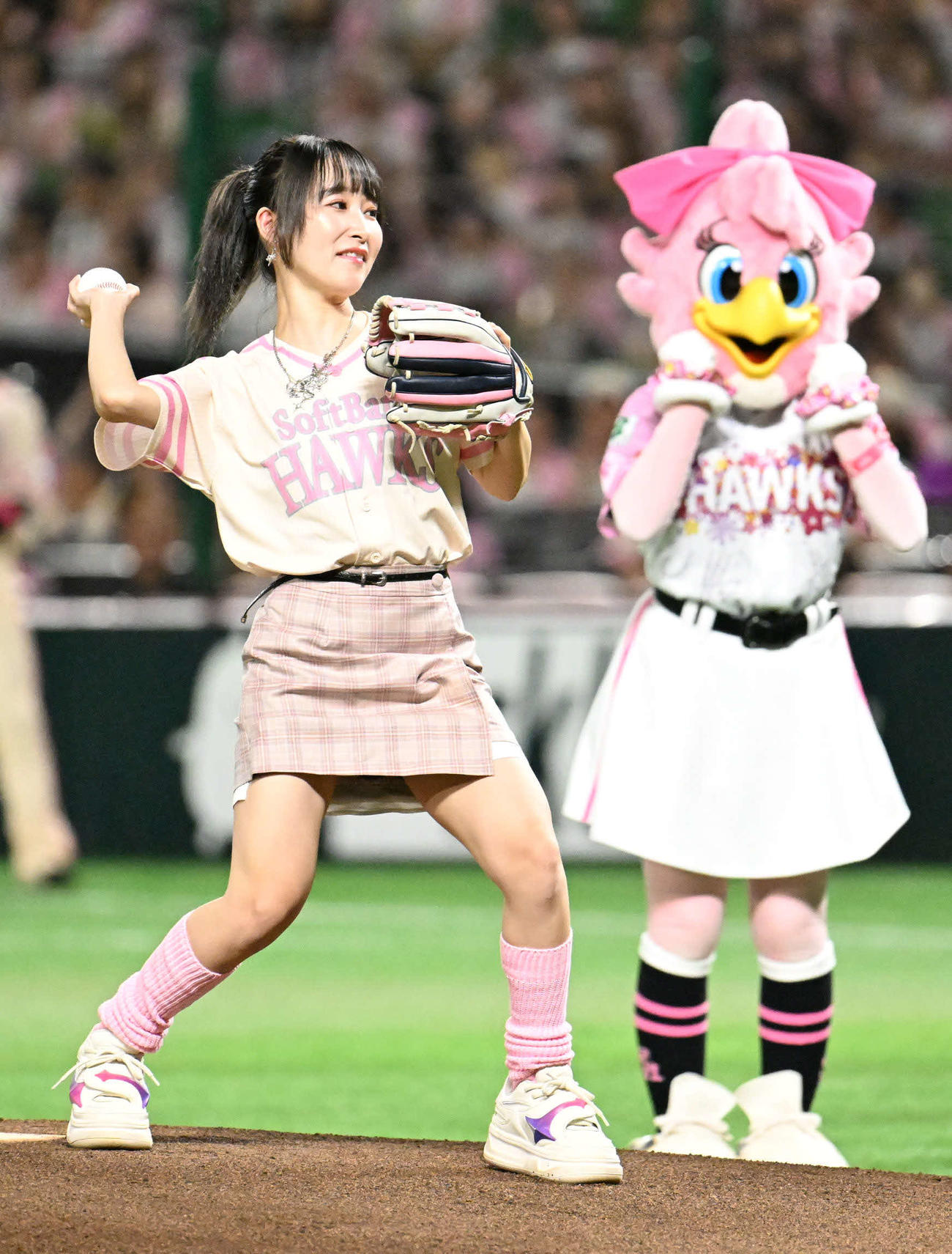 ソフトバンク対楽天　始球式でボールを投げるシンガーソングライターの乃紫（撮影・林敢治）