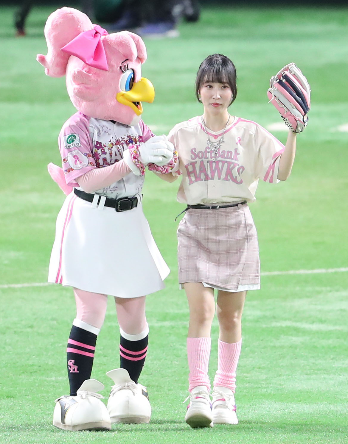 ソフトバンク対楽天　ハニーホークとマウンドに向かう乃紫（のあ）（撮影・梅根麻紀）