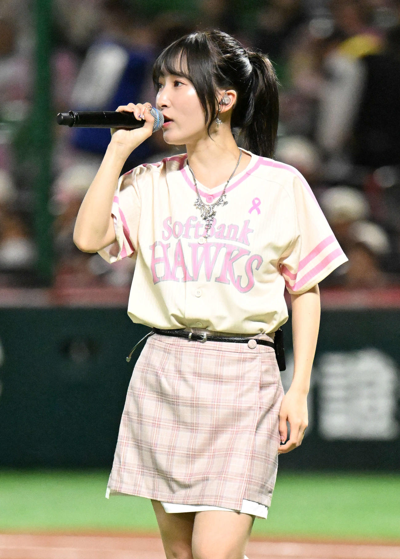 ソフトバンク対楽天　試合前パフォーマンスを行うシンガーソングライターの乃紫（撮影・林敢治）