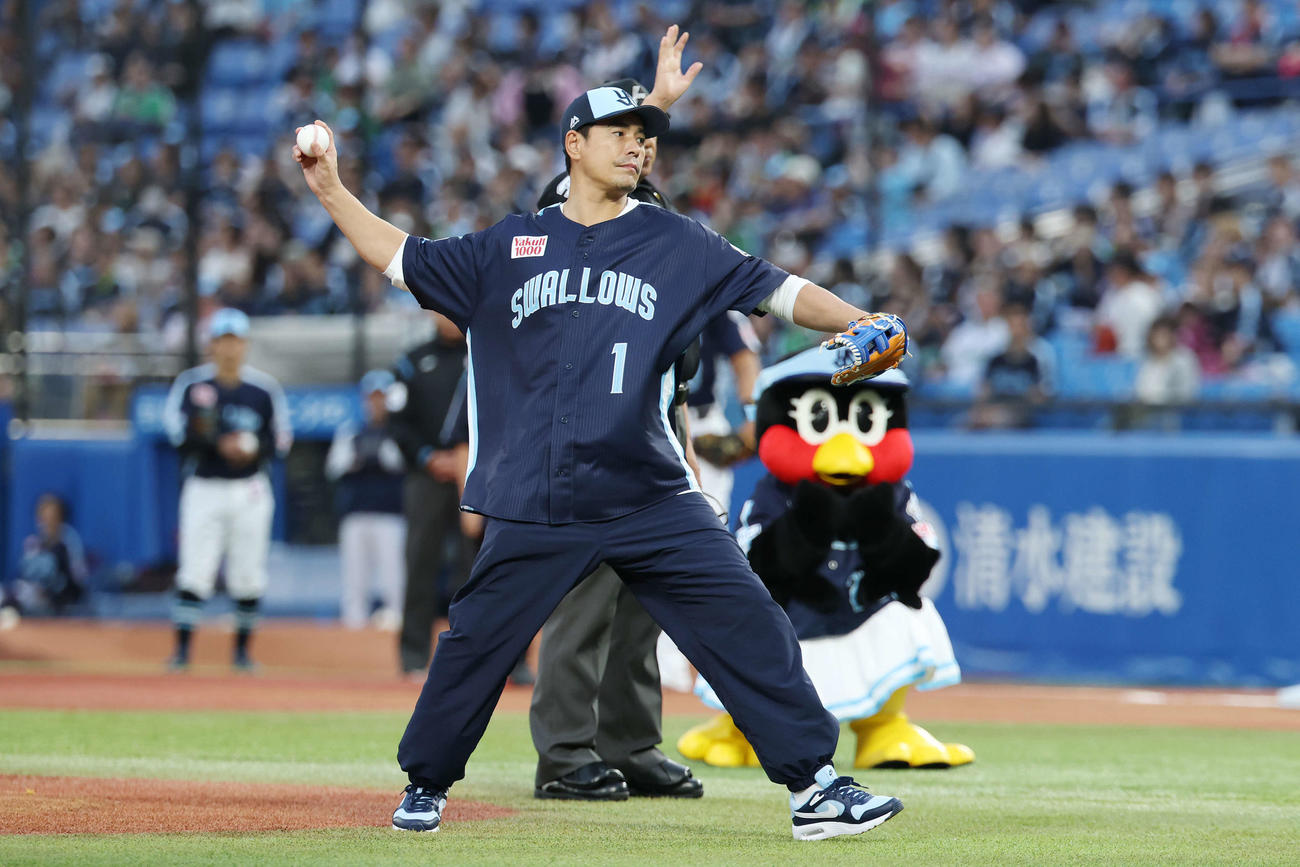 ヤクルト対DeNA　始球式を務める伊藤英明（撮影・宮地輝）