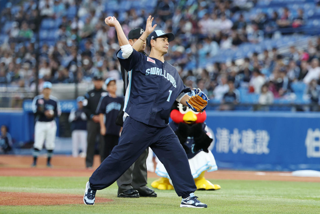 ヤクルト対DeNA　始球式を務める伊藤英明（撮影・宮地輝）