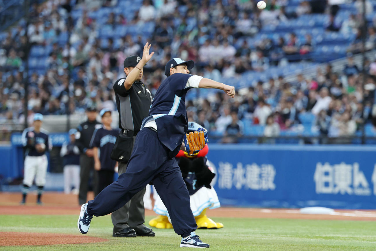 ヤクルト対DeNA　始球式を務める伊藤英明（撮影・宮地輝）