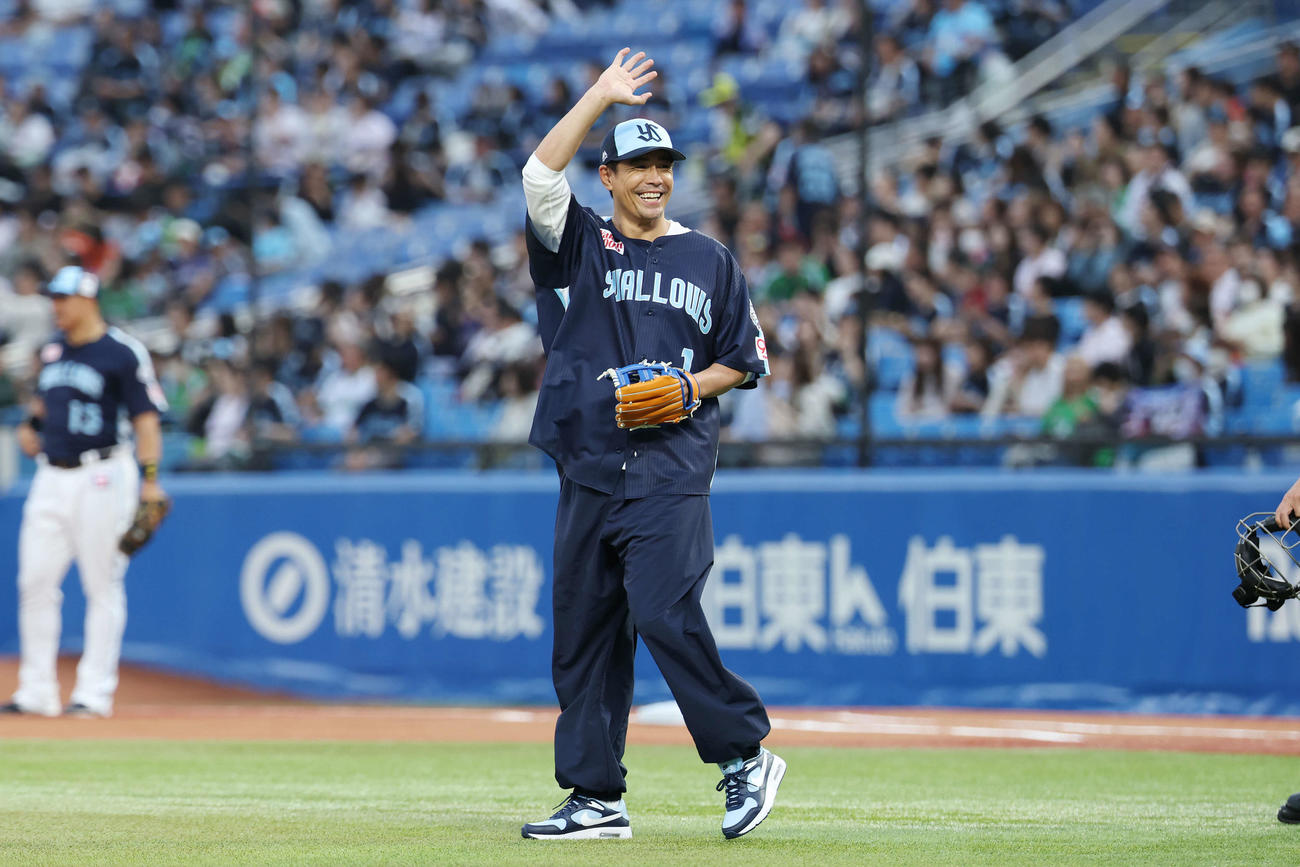 ヤクルト対DeNA　始球式を務める伊藤英明（撮影・宮地輝）