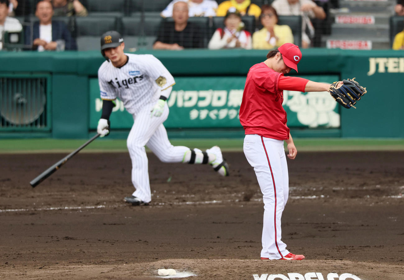 阪神対広島　4回裏阪神2死一、三塁、床田は木浪に中前適時打を打たれて失点する（撮影・加藤哉）