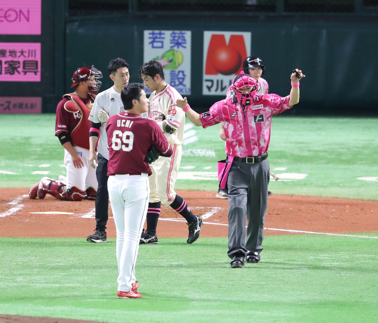 ソフトバンク対楽天　2回裏ソフトバンク2死、嶺井の死球について話し合う審判、危険球と判定され先発の内は退場（撮影・梅根麻紀）