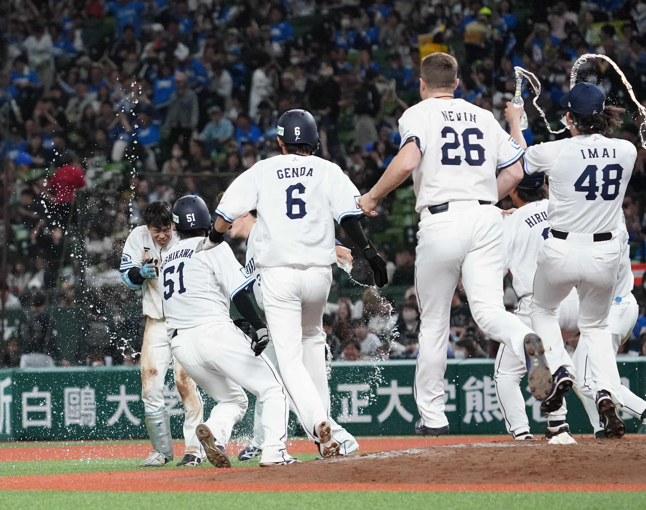 西武対オリックス　10回裏、サヨナラ打を放ち、チームメートたちからウオーターシャワーを浴びせられる滝沢（左端）（撮影・狩俣裕三）