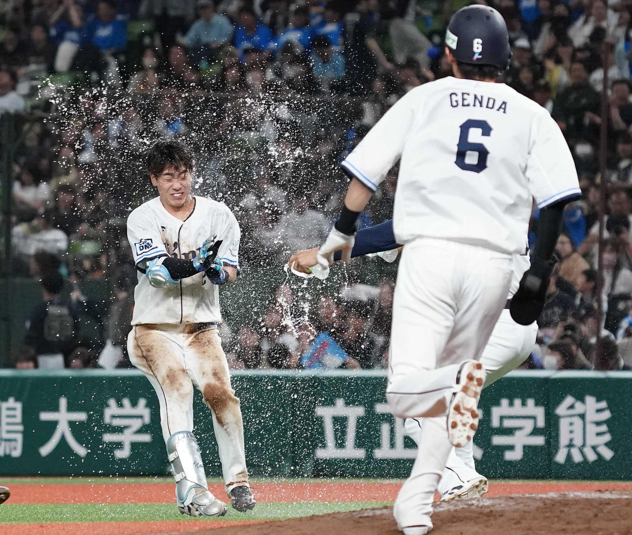 西武対オリックス　10回裏、サヨナラ打を放ち、チームメートたちからウオーターシャワーを浴びせられる滝沢（左から2人目）（撮影・狩俣裕三）