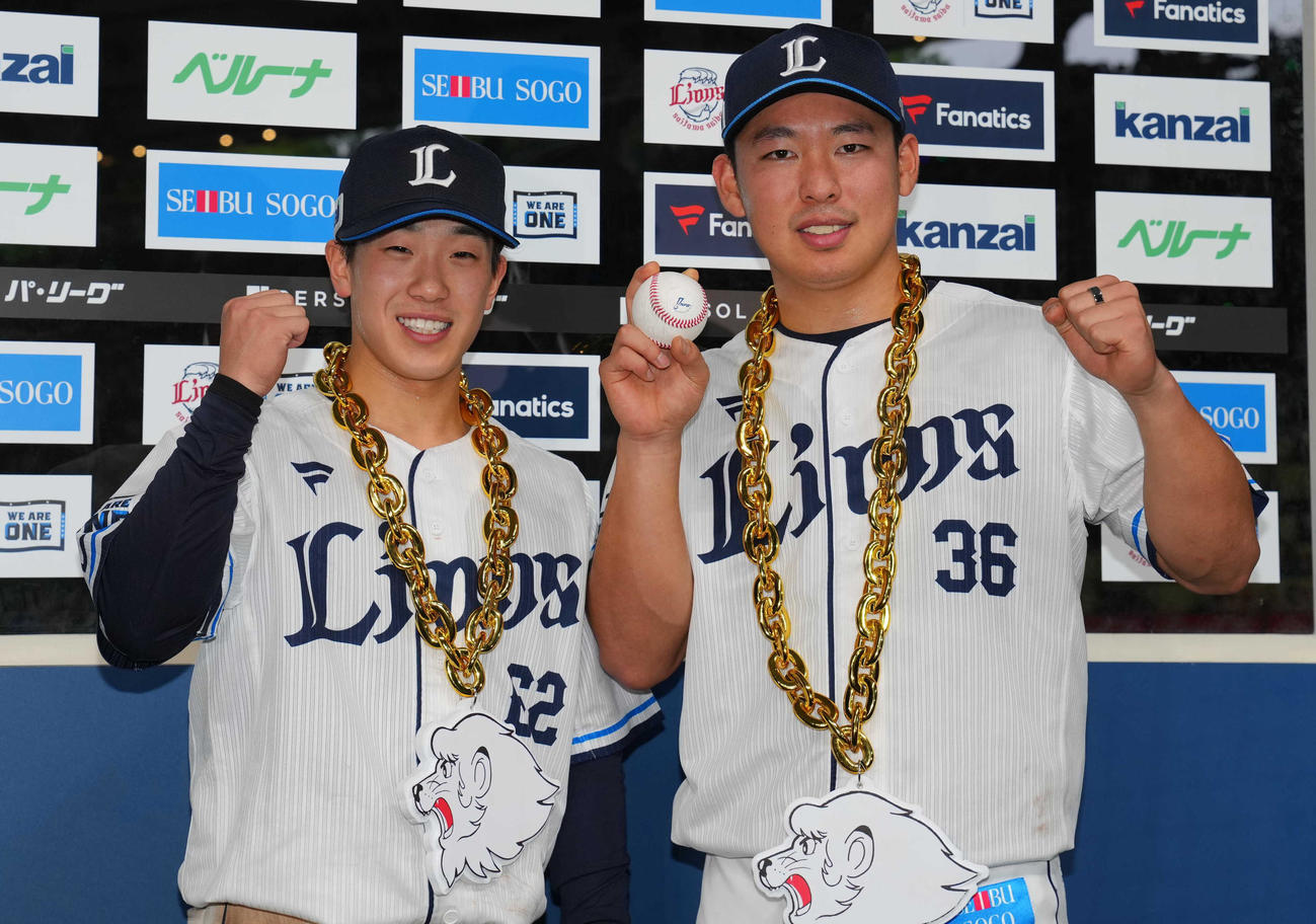 西武対オリックス　ヒーローインタビュー後、記念撮影に納まるサヨナラ打を放った滝沢（左）とプロ初勝利の山田（撮影・狩俣裕三）