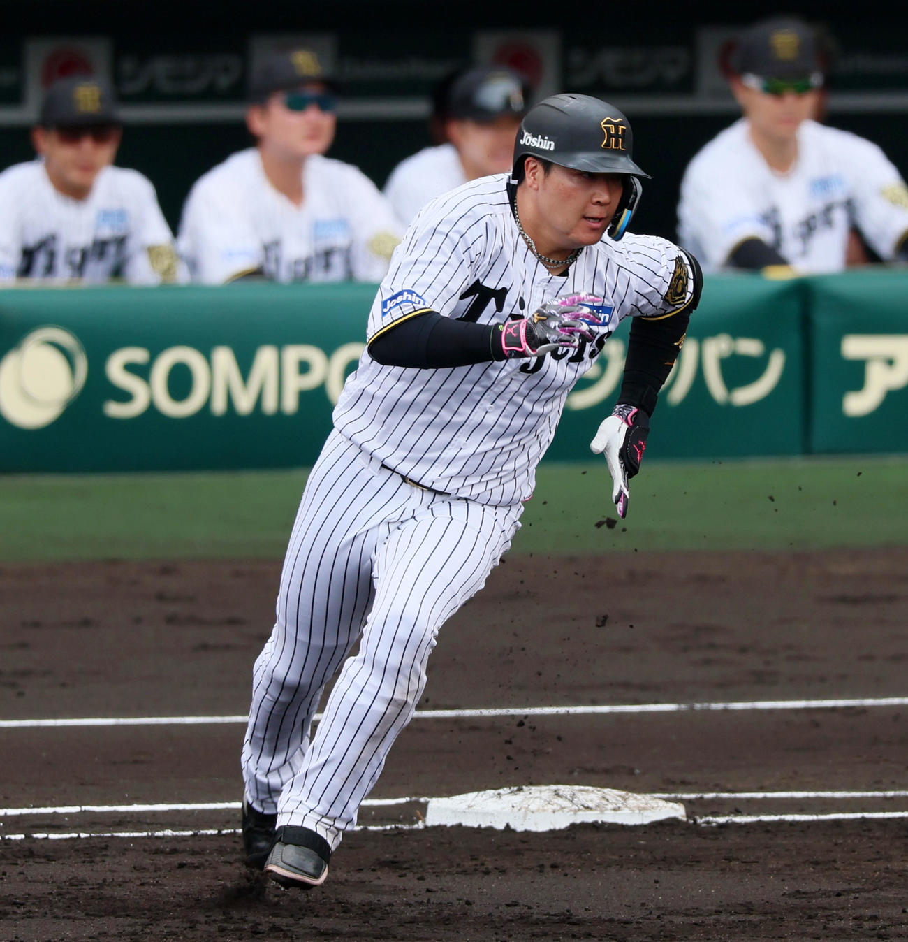 阪神対広島　2回裏阪神無死、大山は左へ二塁打を放つ（撮影・加藤哉）