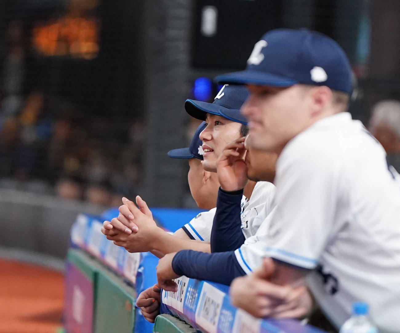 西武対オリックス　9回表同点に追い付かれ、ベンチで複雑な表情を見せる今井（左）（撮影・狩俣裕三）