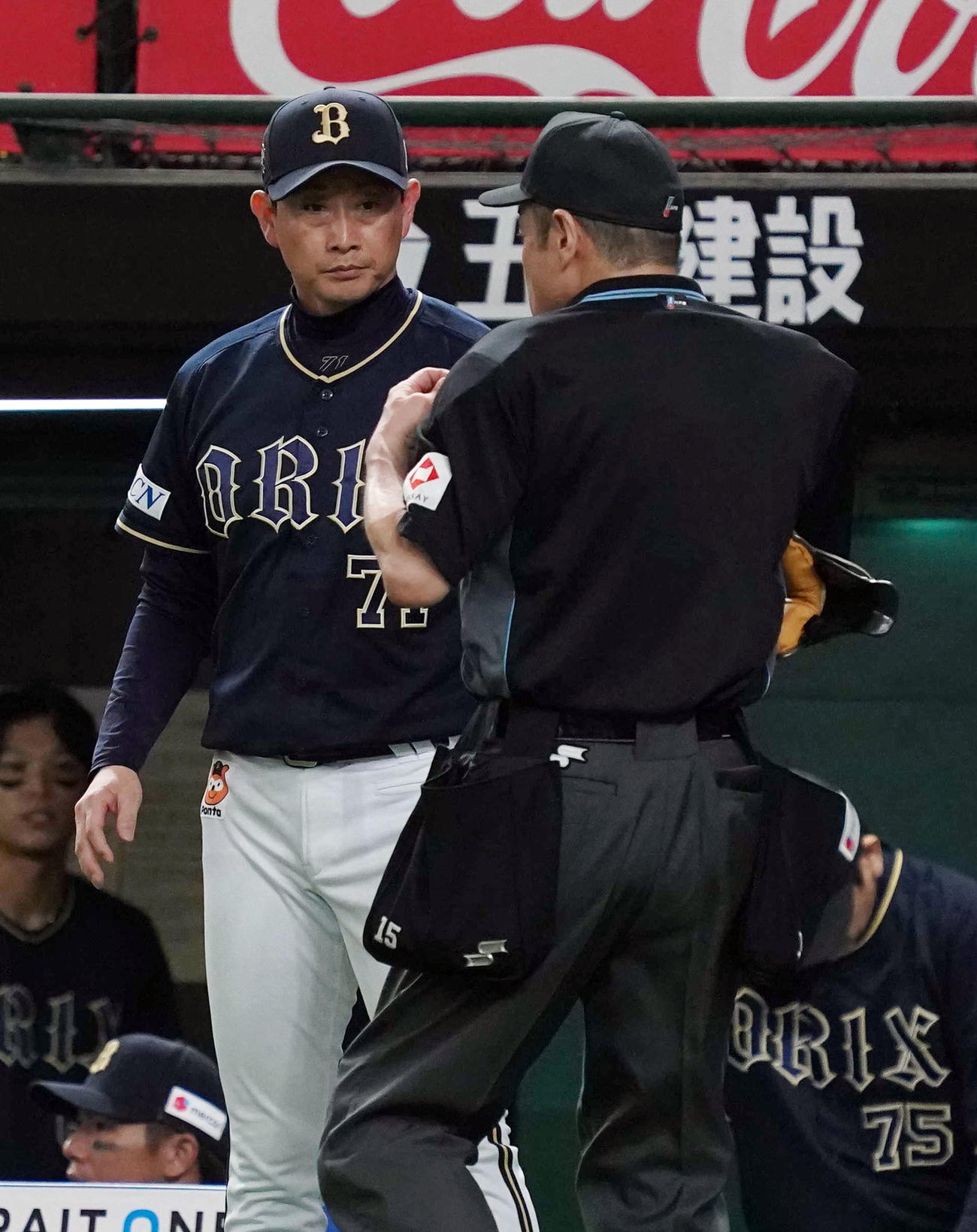 西武対オリックス　10回表を終え、選手交代を告げる岸田監督（撮影・狩俣裕三）
