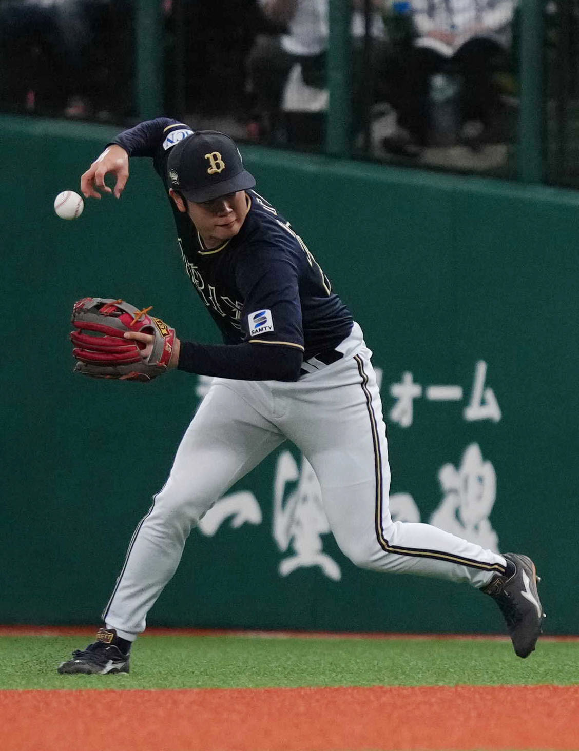 西武対オリックス　4回裏西武無死、平沼翔太の打球を捕球した後、エラーをする太田（撮影・狩俣裕三）