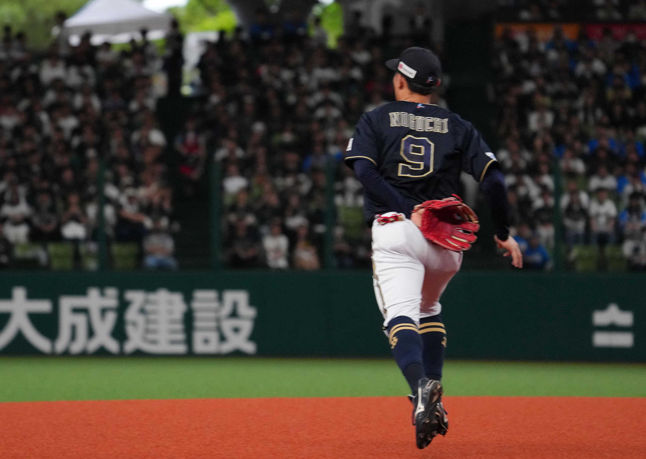 西武対オリックス　4回裏西武2死三塁、古賀悠の打球をファンブルする野口（撮影・狩俣裕三）