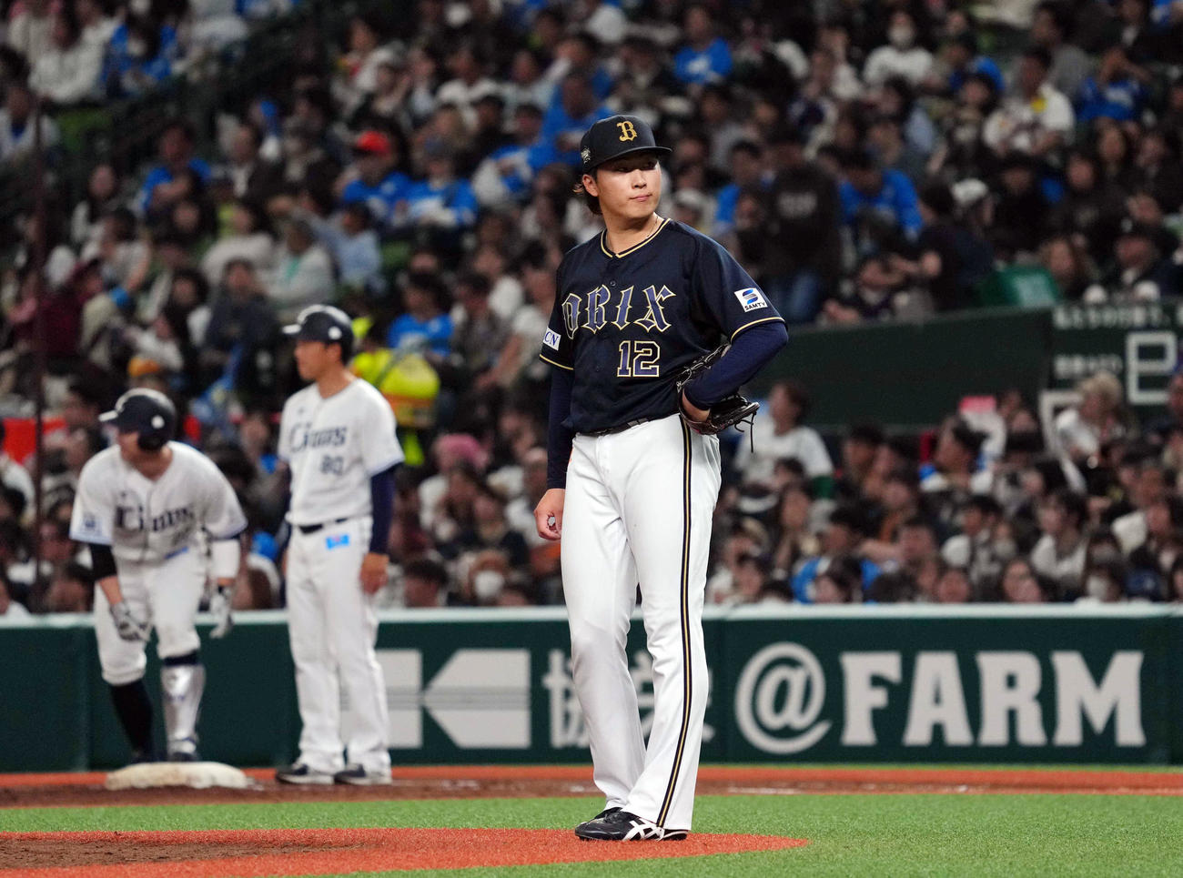 西武対オリックス　4回裏西武2死三塁、野口のエラーにより、追加点を与え、ぼうぜんとする先発東（撮影・狩俣裕三）