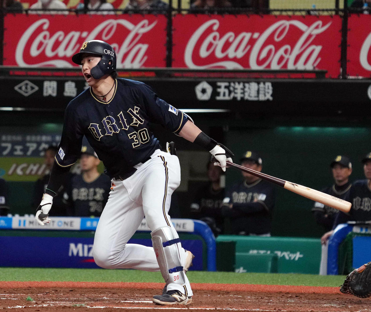 西武対オリックス　8回表オリックス1死満塁、犠飛を放つ代打広岡（撮影・狩俣裕三）