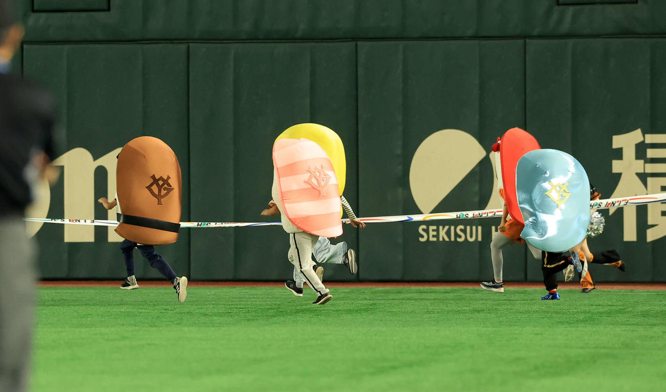 巨人対中日　すしレースで激走する子どもたち（撮影・浅見桂子）