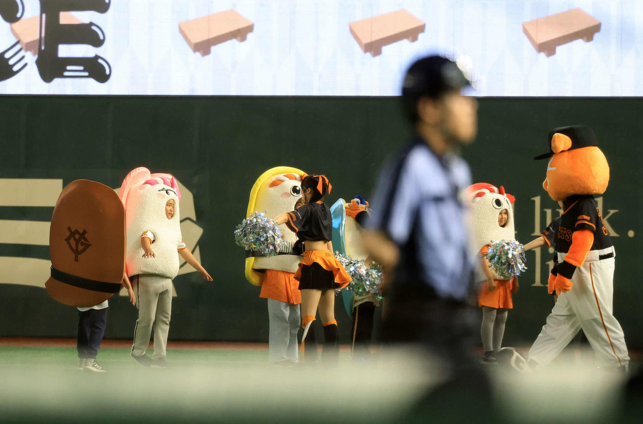 巨人対中日　すしレースで整列する子どもたち（撮影・浅見桂子）