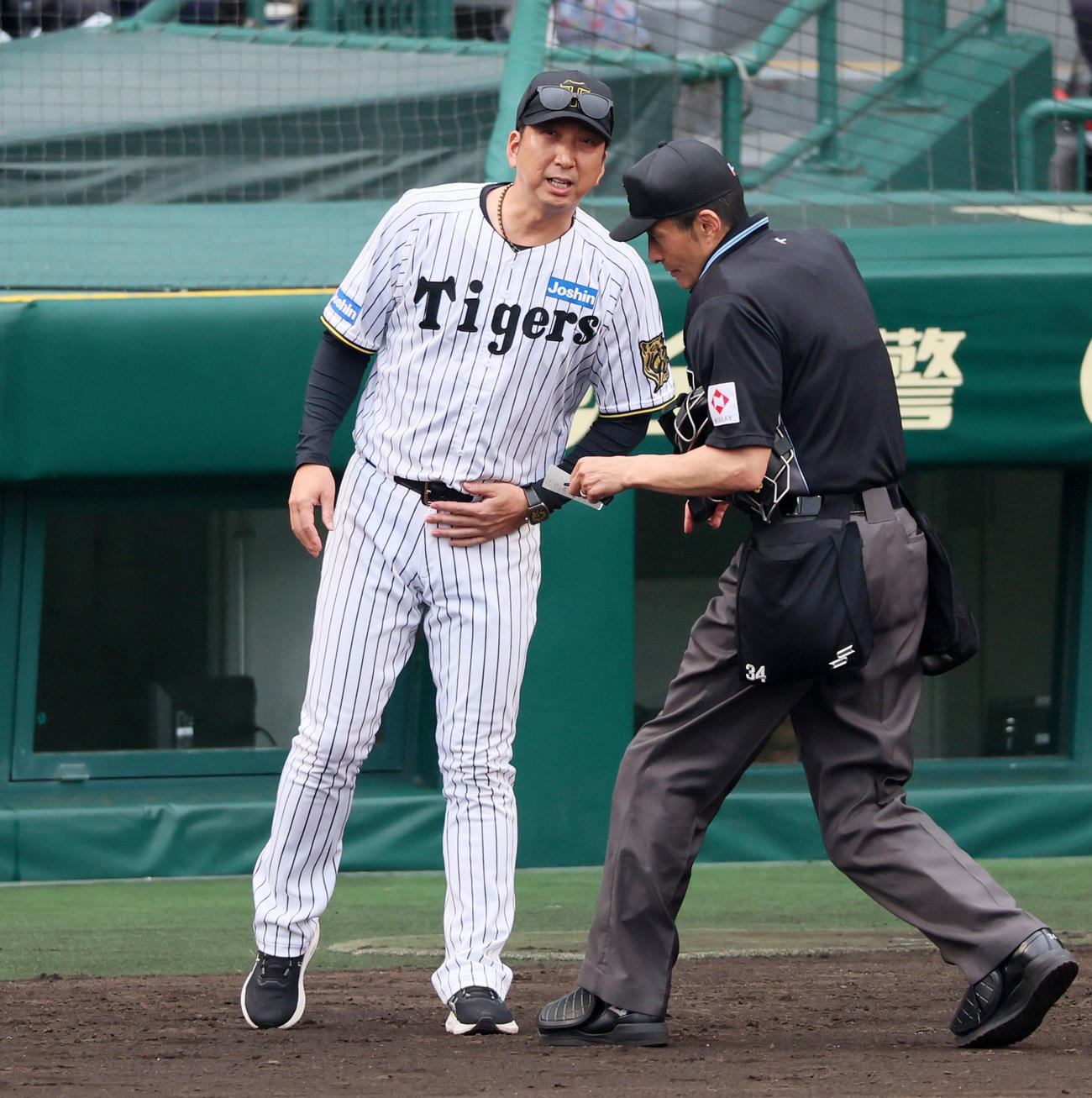 阪神対広島　8回表、投手交代を告げる藤川監督（撮影・加藤哉）