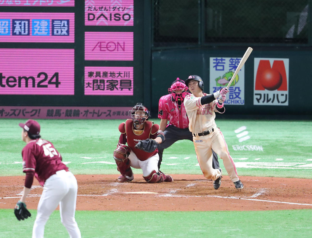 ソフトバンク対楽天　5回裏ソフトバンク1死、佐藤直は右越え三塁打を放つ（撮影・梅根麻紀）