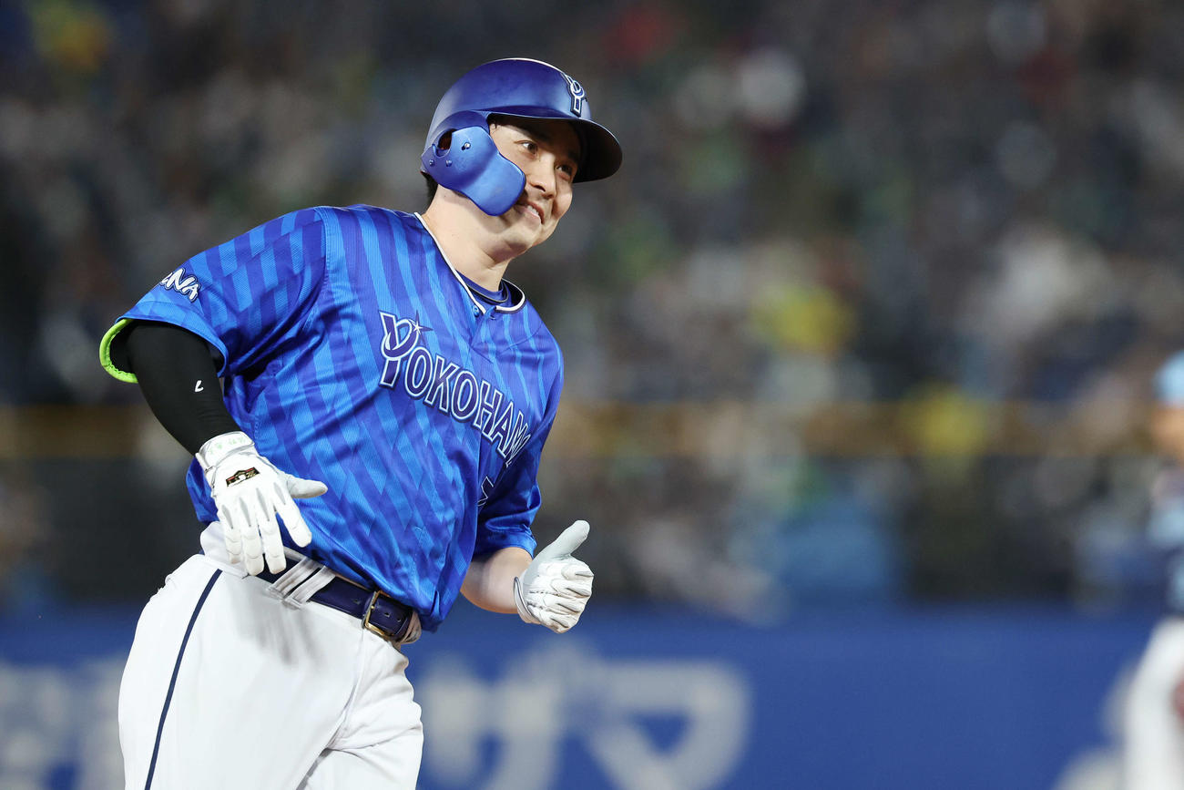 ヤクルト対DeNA 4回表DeNA2死一、二塁、左越え3点本塁打を放ち笑顔でダイヤモンドを回る佐野（撮影・宮地輝）