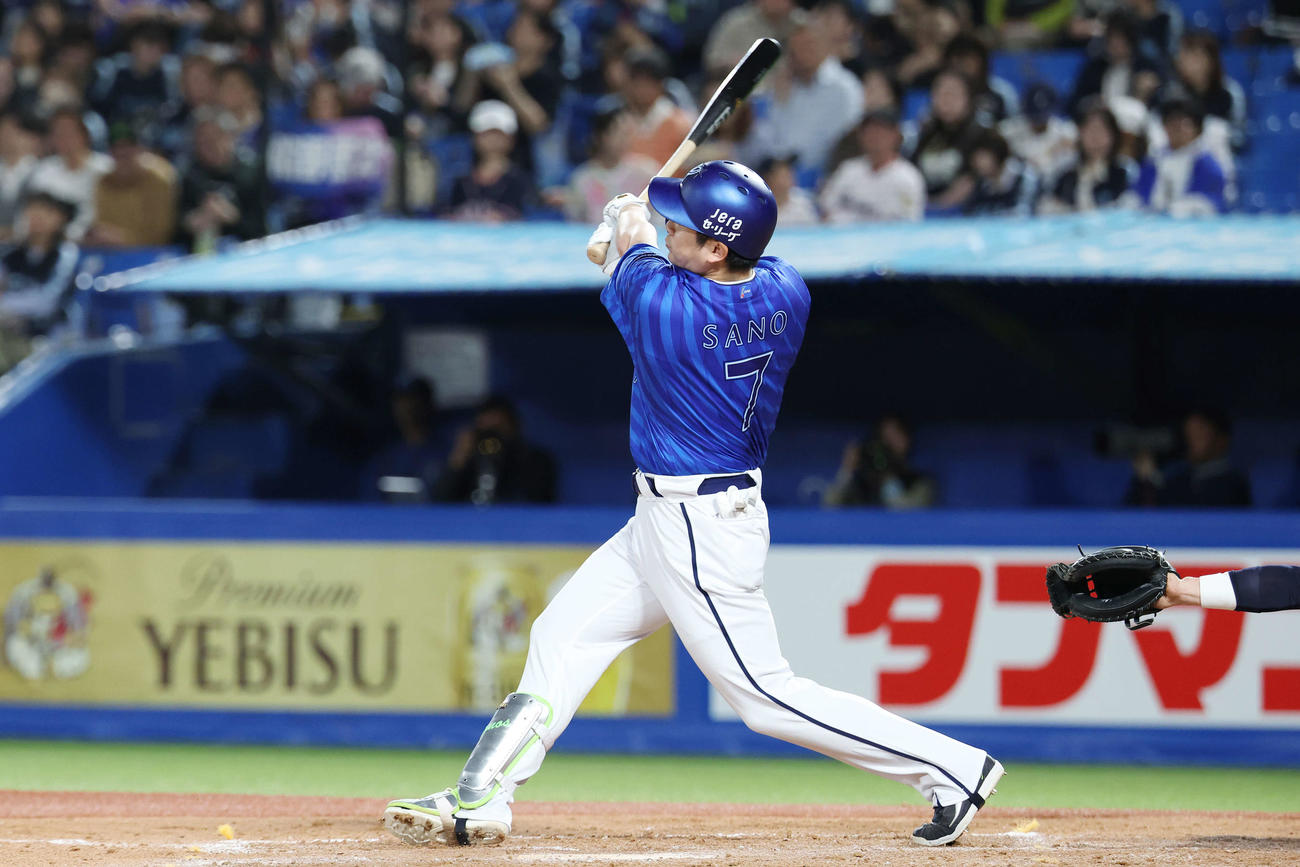 ヤクルト対DeNA 4回表DeNA2死一、二塁、左越え3点本塁打を放つ佐野（撮影・宮地輝）