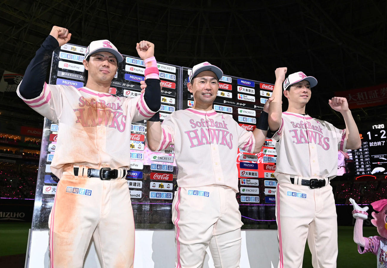 ソフトバンク対楽天　笑顔で撮影に応じる左から佐藤直、中村、大関（撮影・林敢治）