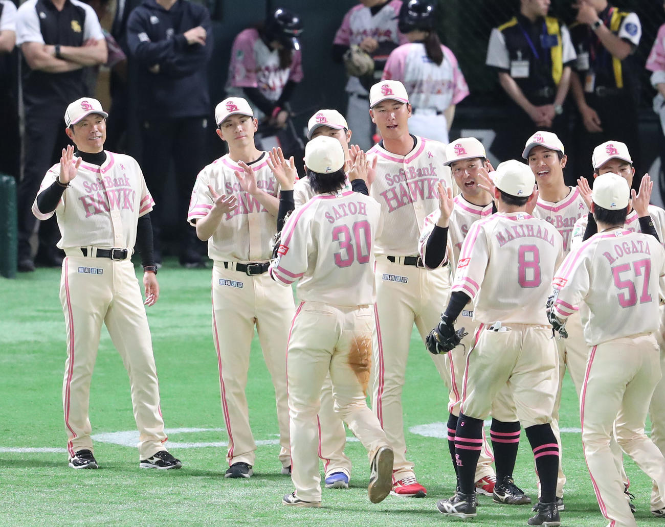 ソフトバンク対楽天　楽天に勝利しハイタッチで出迎える小久保監督と大関友久（撮影・梅根麻紀）