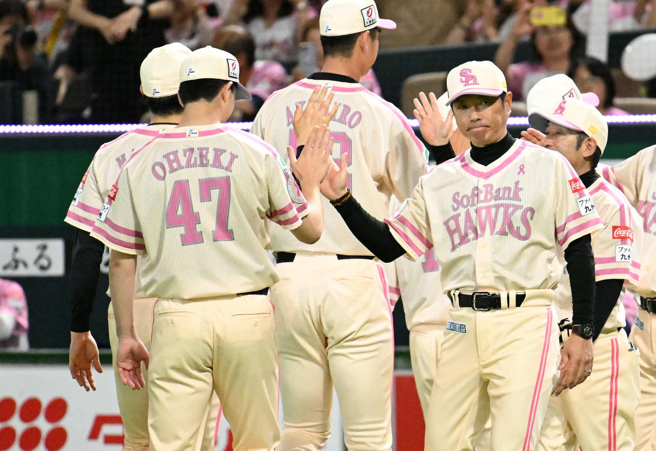 ソフトバンク対楽天　勝利を納めタッチを交わす小久保監督（右）と大関（撮影・林敢治）
