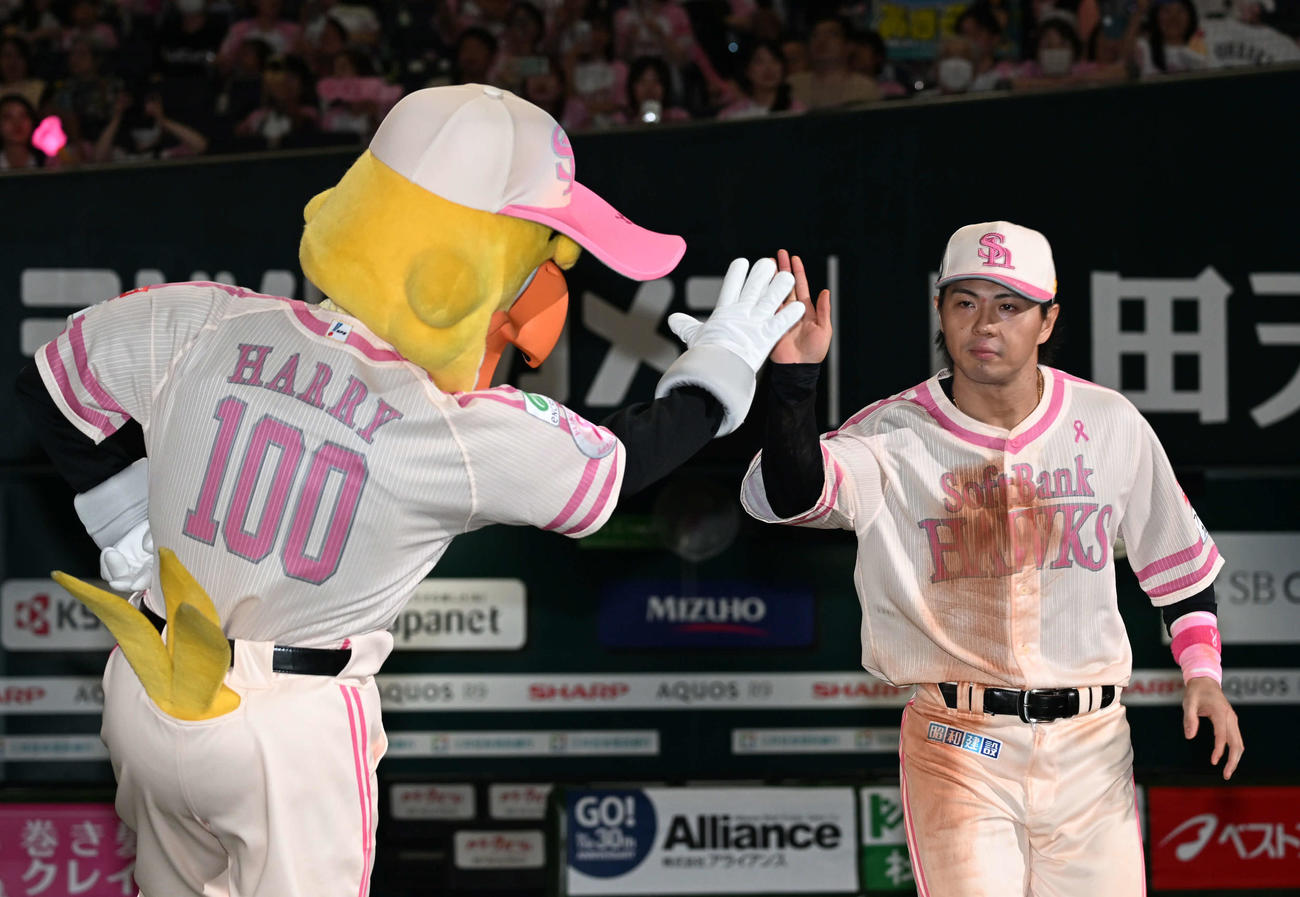 ソフトバンク対楽天　ハリーホーク（左）とタッチを交わす佐藤直（撮影・林敢治）